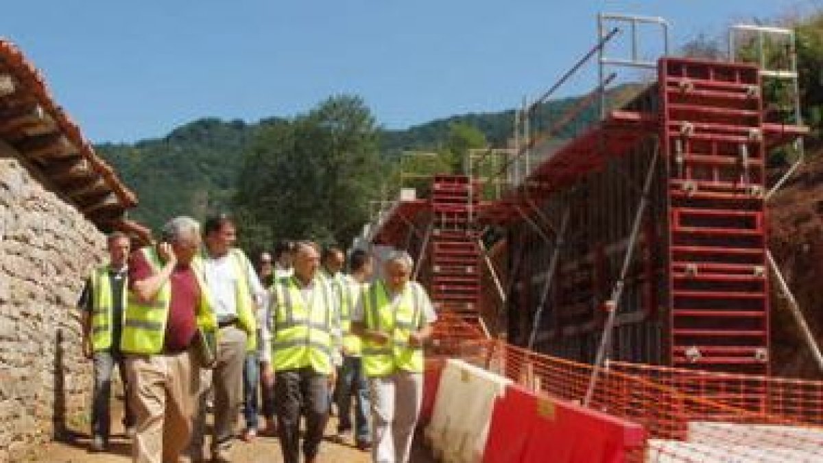 El subdelegado visitó ayer las obras financiadas con el Plan E en Oseja de Sajambre.