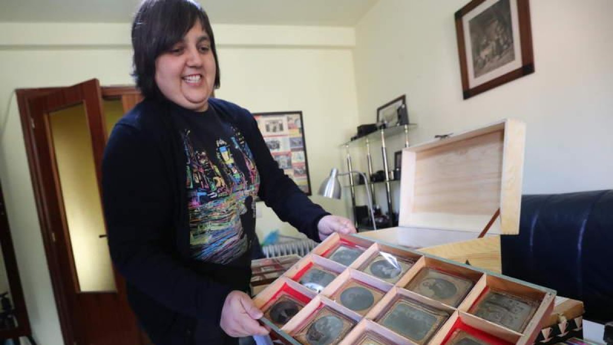 Blanco Porro muestra parte del material de la colección que atesora en su casa. ANA F. BARREDO