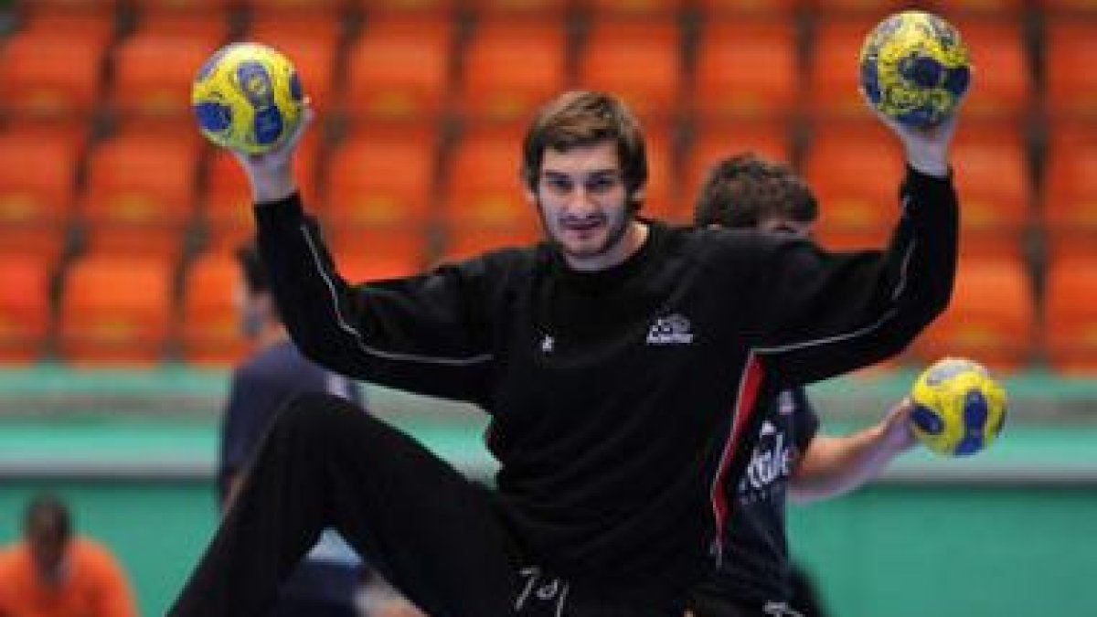 El meta internacional croata Alilovic con dos balones en las manos en un entrenamiento.