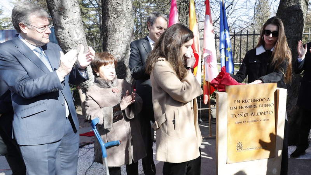Las sobrinas de Alonso descubren su placa.
