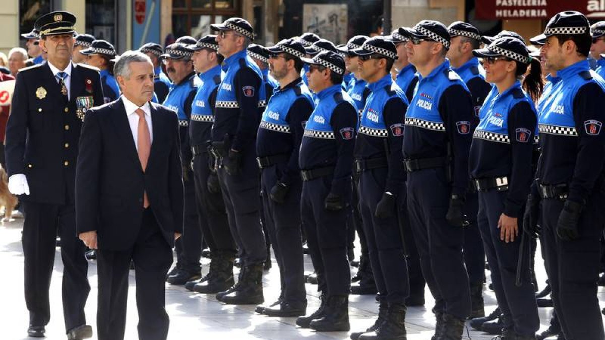 Emilio Gutiérrez pasa revista a la Policía Local el día de la festividad de su patrona