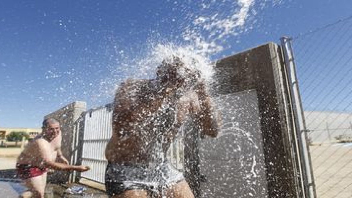 Una ducha improvisada al aire libre para combatir el calor.