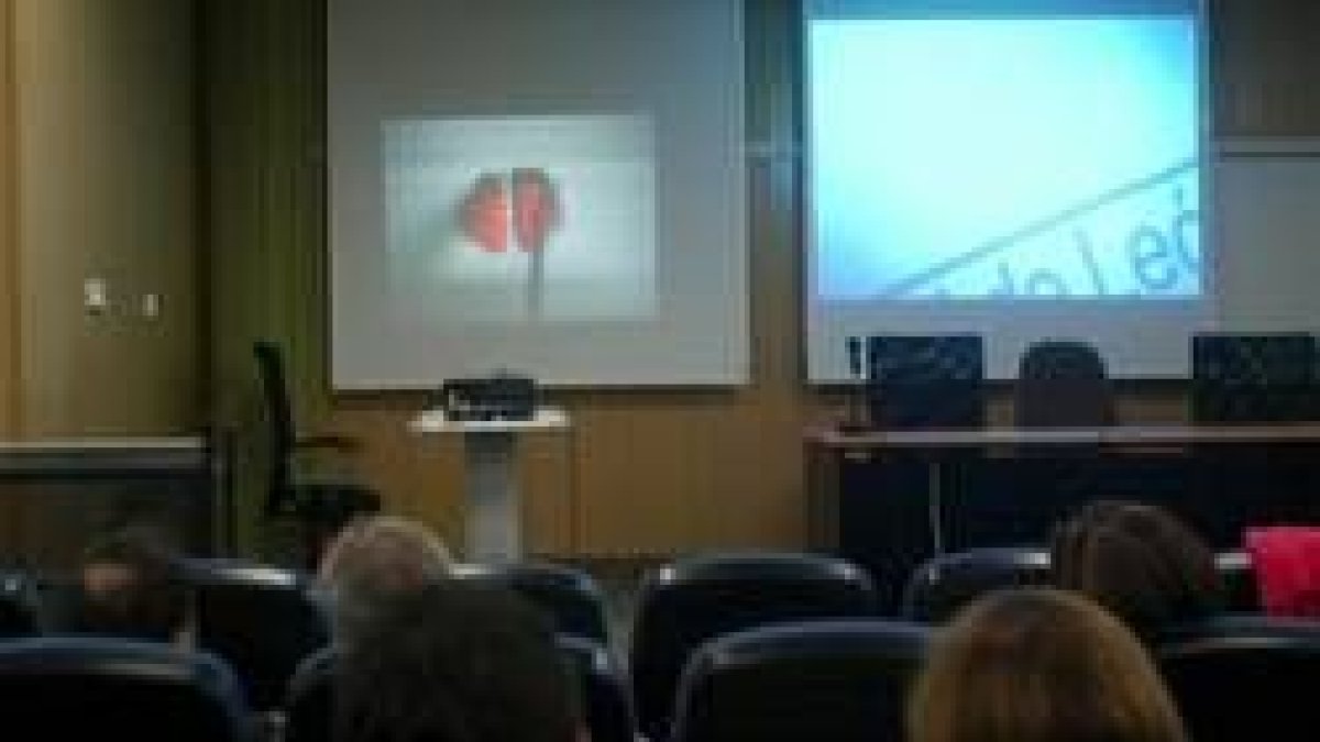 Los asistentes contemplaron a través de un monitor las operaciones y pudieron preguntar en directo