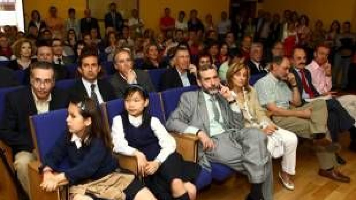 El aula Gordón Ordás se quedó pequeña para acoger a los asistentes