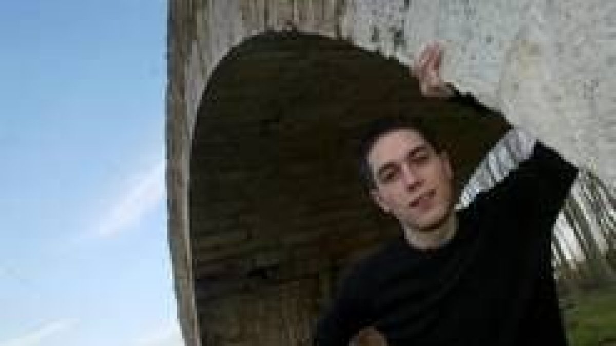 Daniel, bajo el puente del Paso Honroso, vuelve cada vez que tiene ocasión a Hospital