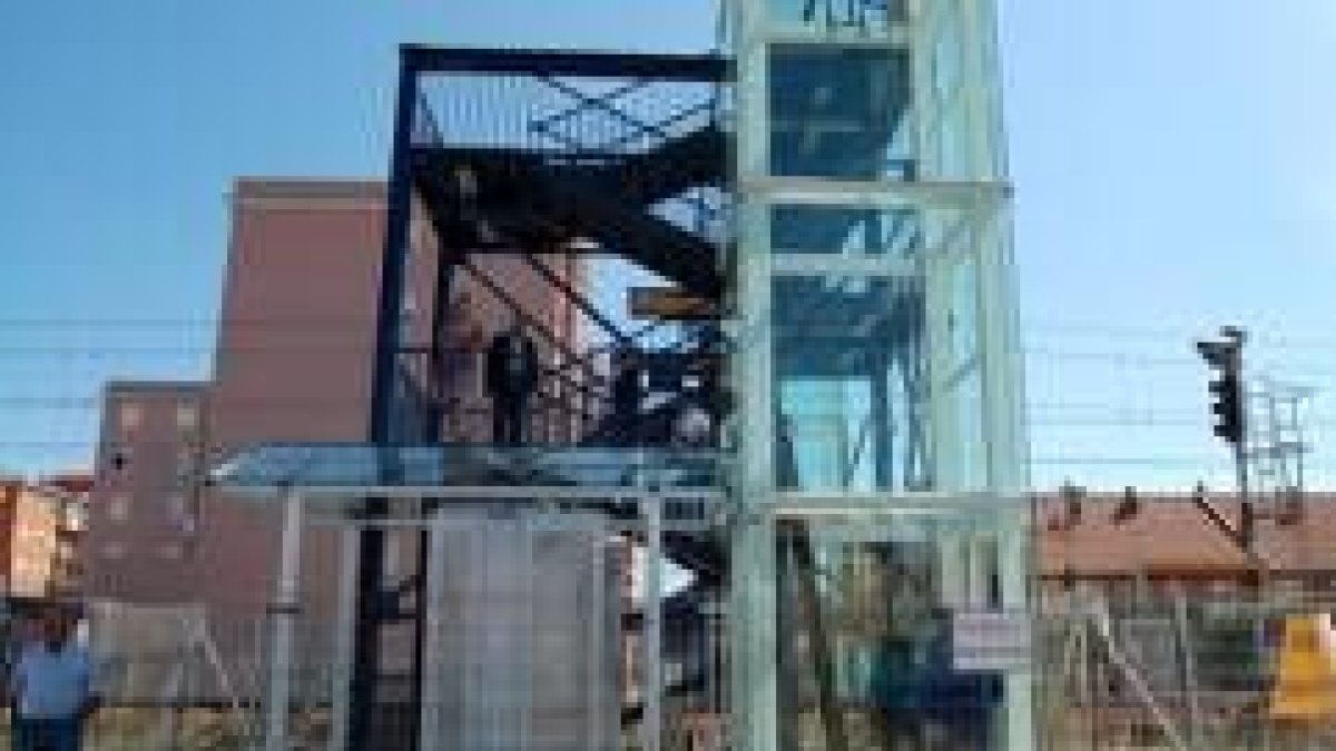 Aunque será en octubre cuando funcionen los ascensores, la pasarela ya está abierta el público