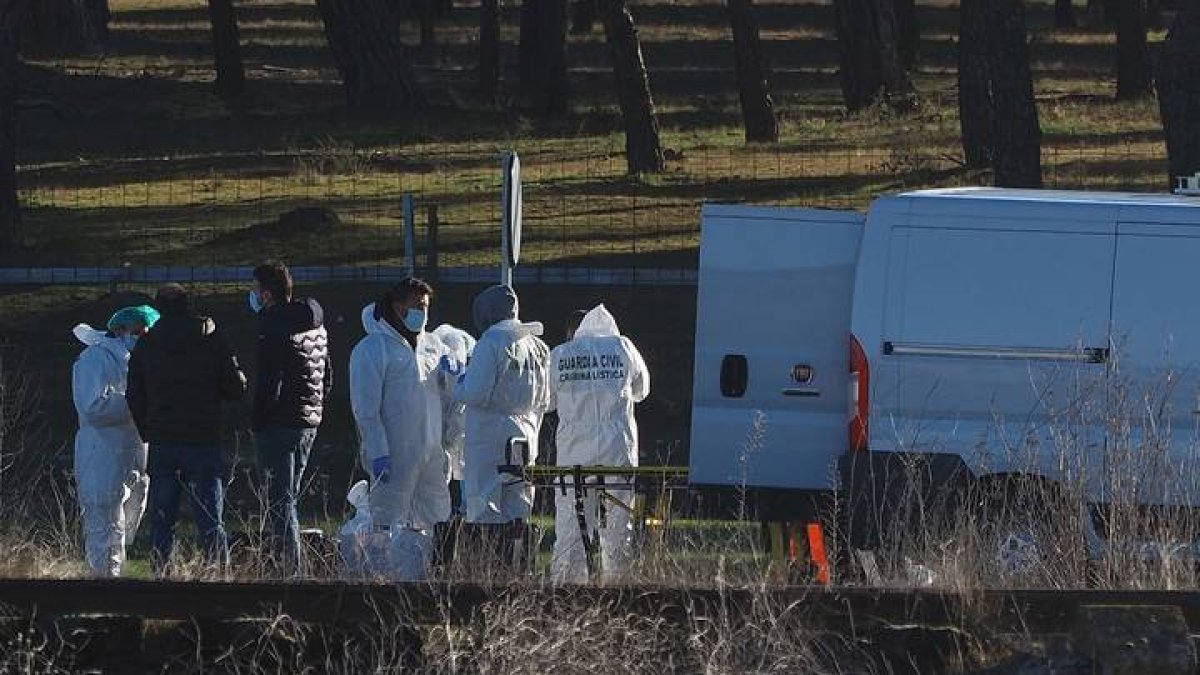 Agentes de la policía y forenses en el lugar donde fue localizado el cuerpo. R. GARCÍA