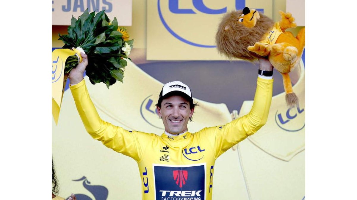 Cancellara saluda en el podio, feliz por ser el nuevo líder de la ronda gala.