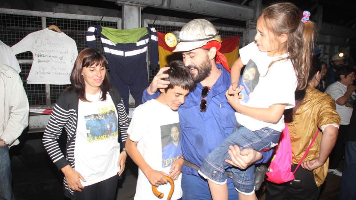 Primitivo Basalo abraza a sus hijos junto a su mujer, Ana Belén, a la salida del pozo.
