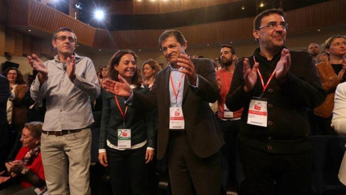 Javier Fernández y otros dirigentes del PSOE en el foro de presentación de la ponencia política.