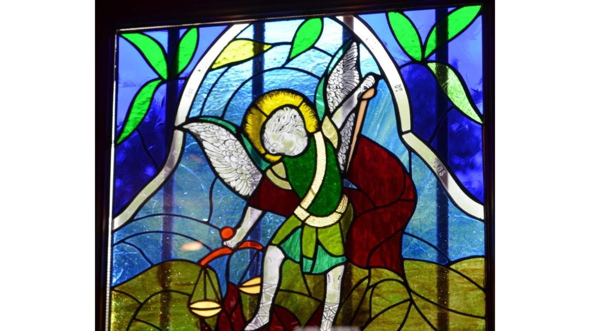 Vidriera estrenada ayer en honor a San Miguel Arcángel en la ermita del Cristo de las Eras. MEDINA