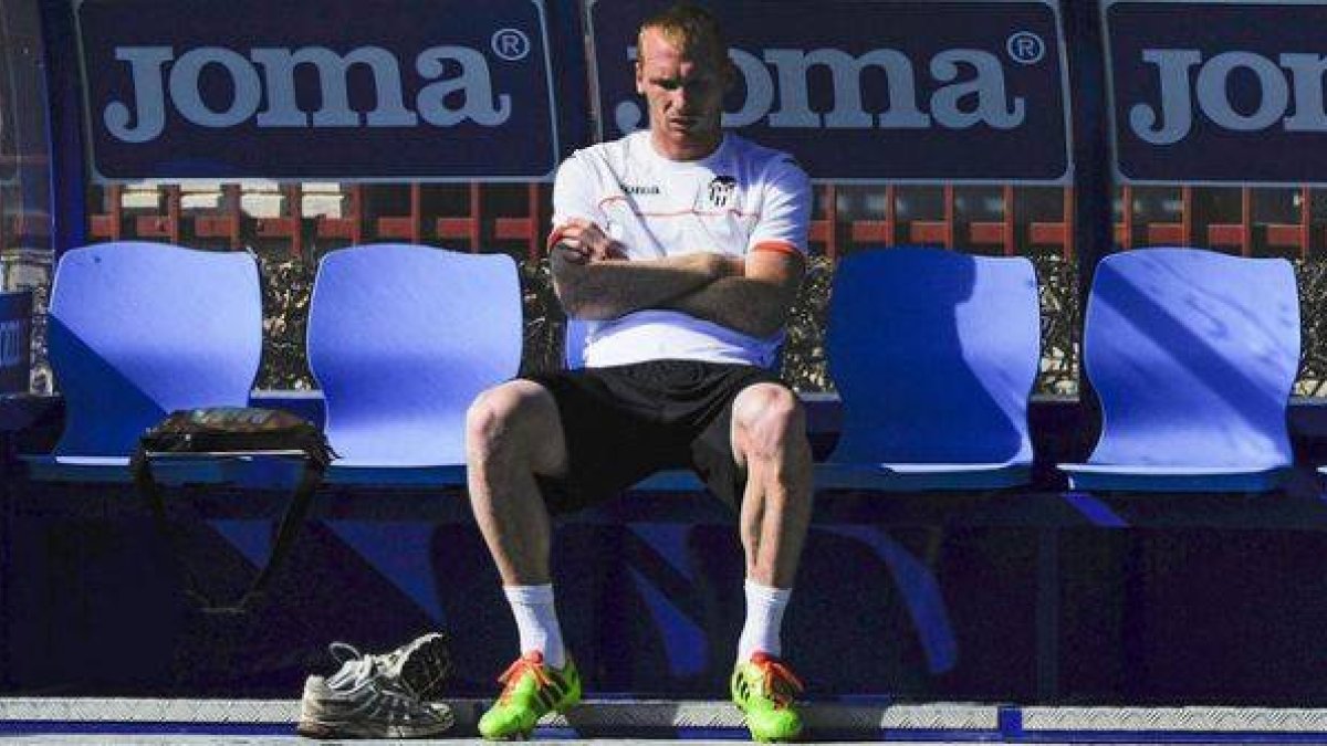 Mathieu, sentado en el banquillo durante un entrenamiento con el Valencia.