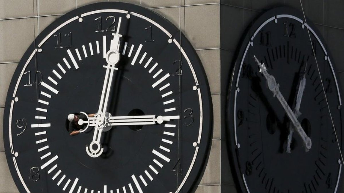Cuando sean las dos de la madrugada del domingo 26 de marzo, las manecillas deberán adelantarse una hora y situarse a las tres.