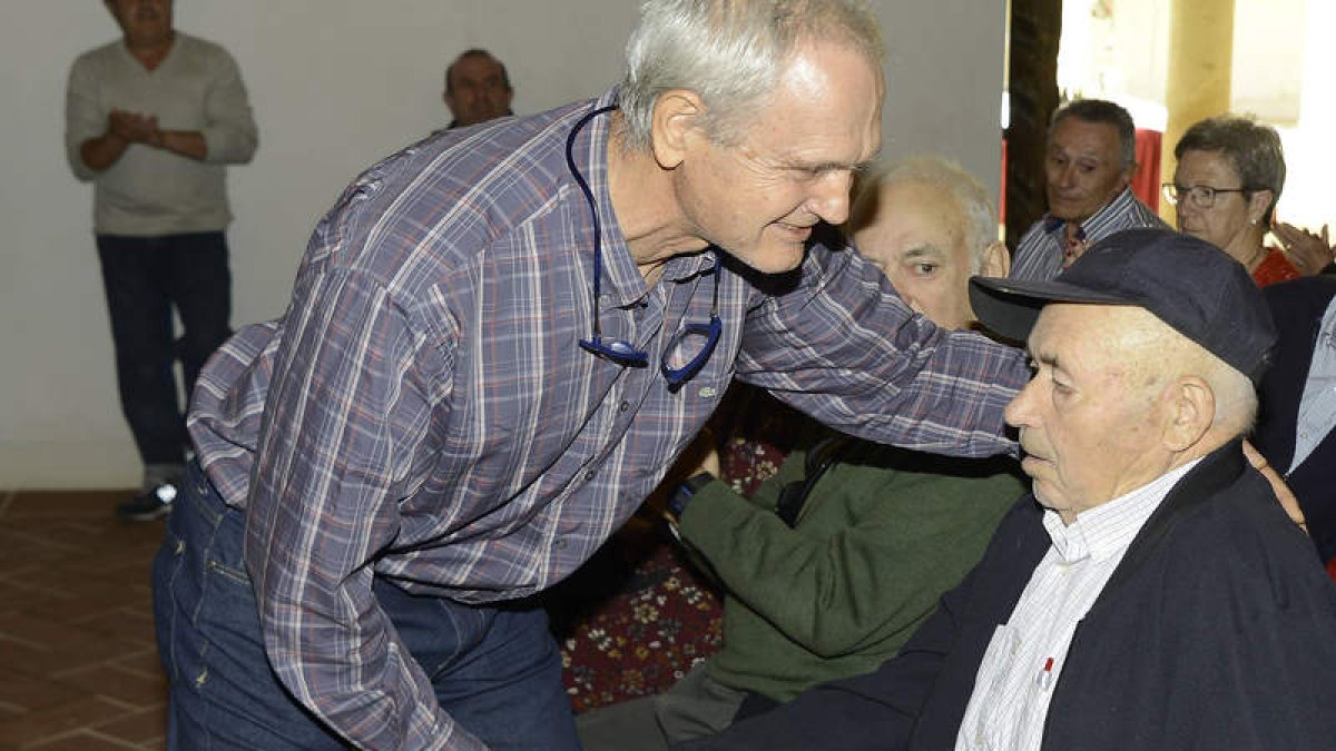 Espinosa recibió el cariño de sus vecinos y amigos. ACACIO
