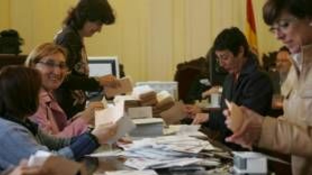 Los interventores de los diferentes partidos políticos contaron ayer los votos de los emigrantes