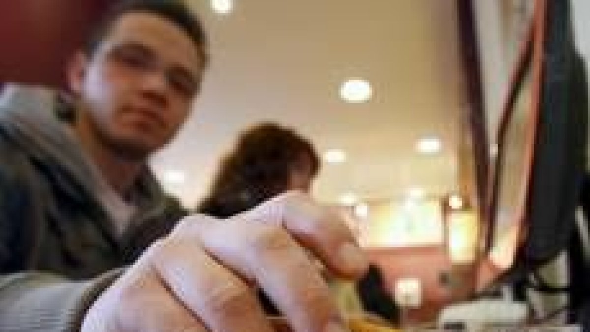 Los expertos del servicio asesoran a fumadores y no fumadores