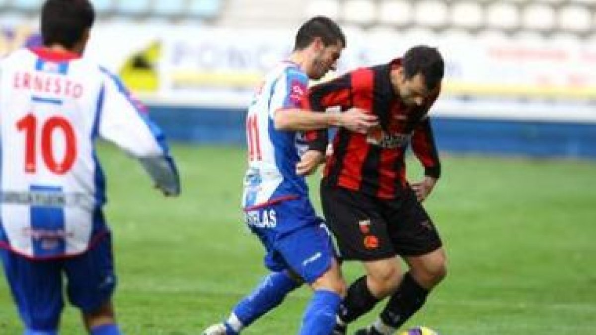 Fuentes podría jugar de nuevo en la banda, pero del centro del campo, como en la recta final del últ