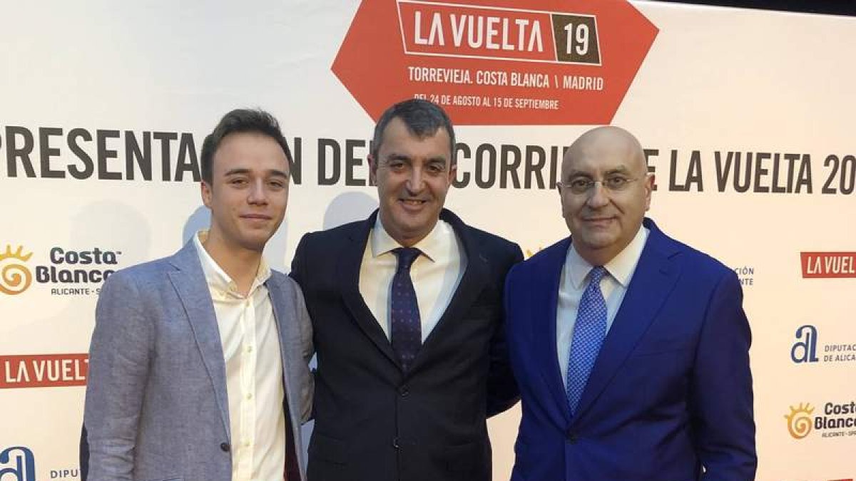 Los leoneses Guillermo García Álvarez y Ángel García Colín junto a Javier Guillén. DL