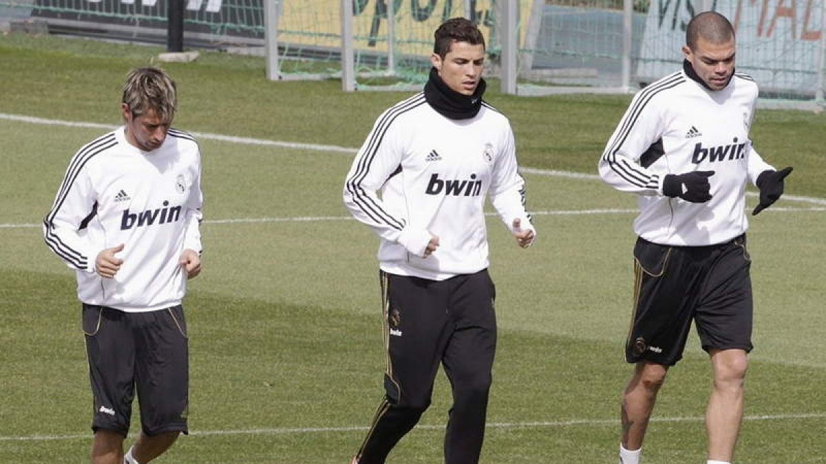 Cristiano Ronaldo, centro, junto a sus compatriotas Fábio Coentrão, izquierda, y Pepe.