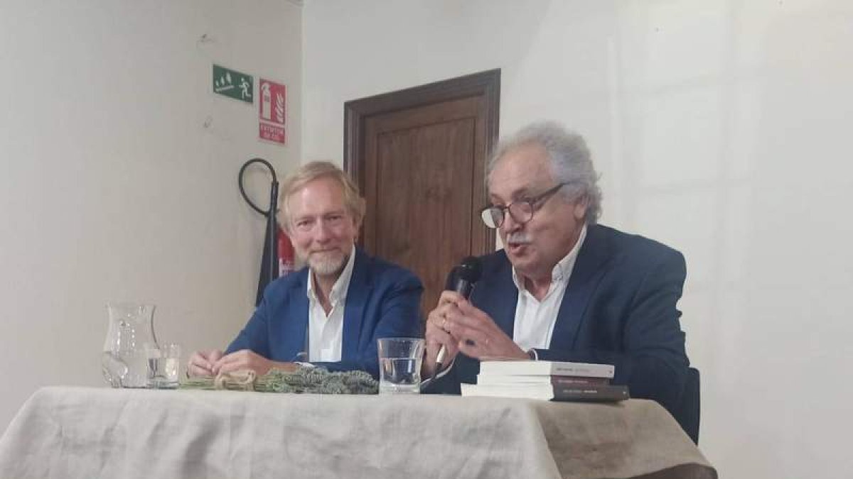 Recio y González en un momento de la presentación. ARAUJO