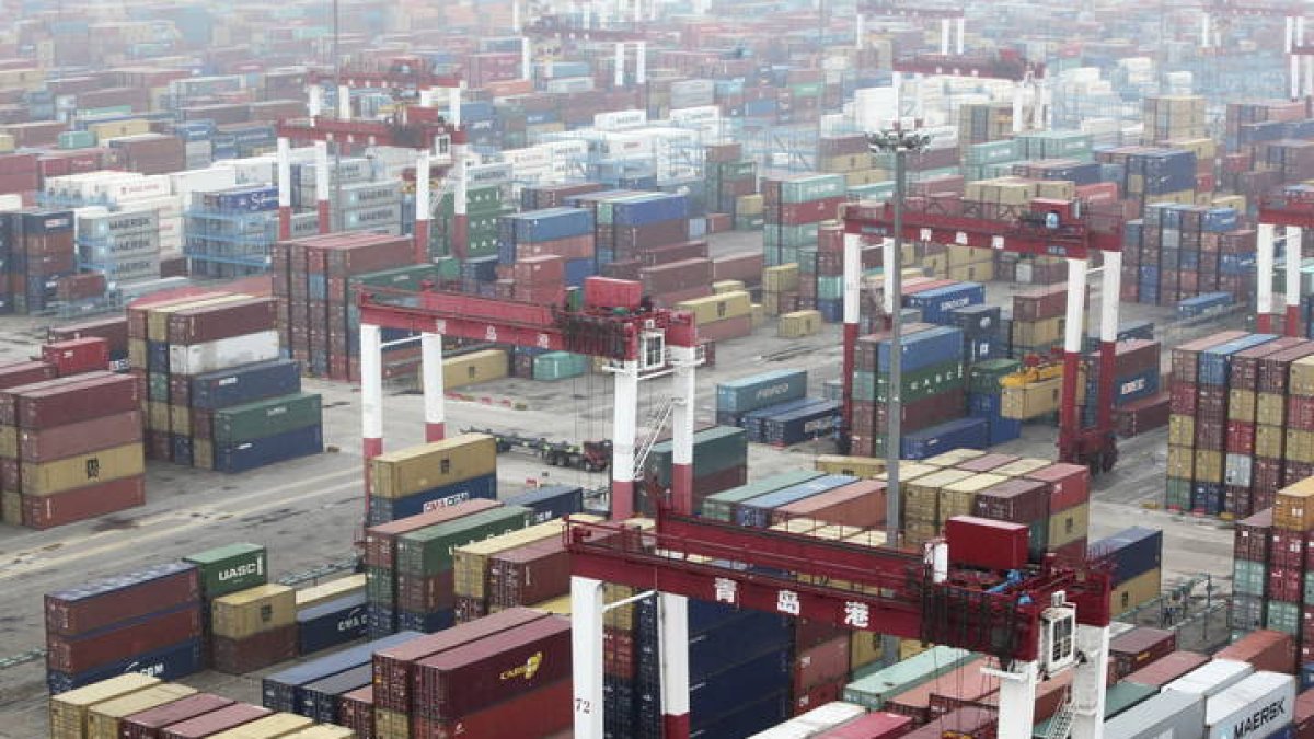 Vista general de varios contenedores en el puerto de Qingdao, en la provincia oriental china de Shandong. WU HONG