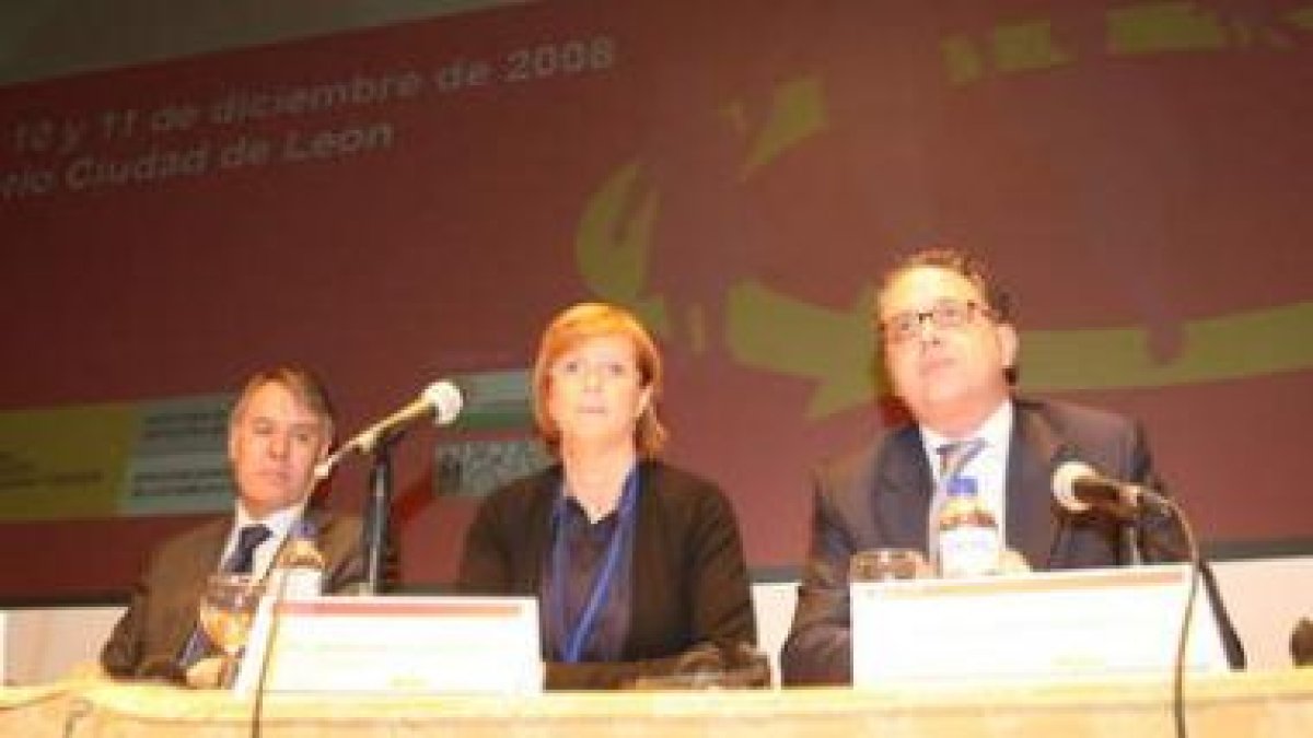 Francisco Álvarez, Amparo Marzal y Javier Chamorro, durante la inauguración del congreso