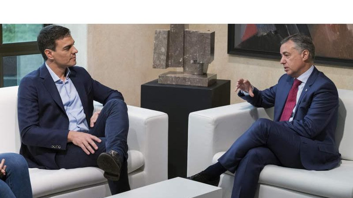 Sánchez y Urkullu se reunieron ayer en la sede de la presidencia del Gobierno Vasco para abordar diversos temas. ADRIÁN RUIZ DE HIERRO