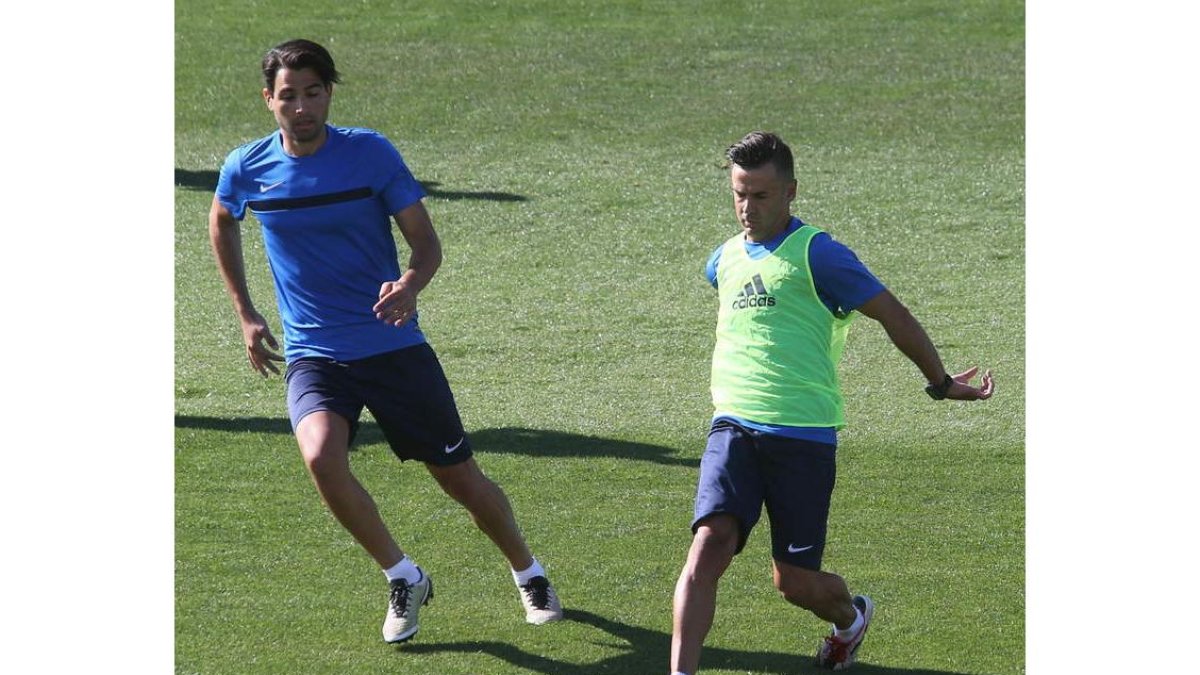 Jonathan Ruiz, a la derecha, ya no volverá a jugar más con la camiseta de la Deportiva. L. DE LA MATA