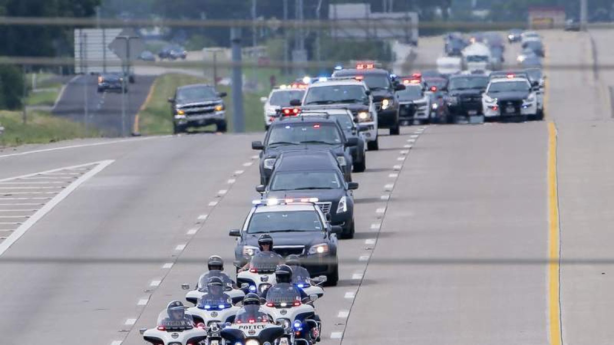 La comitiva traslada el cuerpo del agente Brent Thompson, asesinado el jueves. ERIK S. LESSER