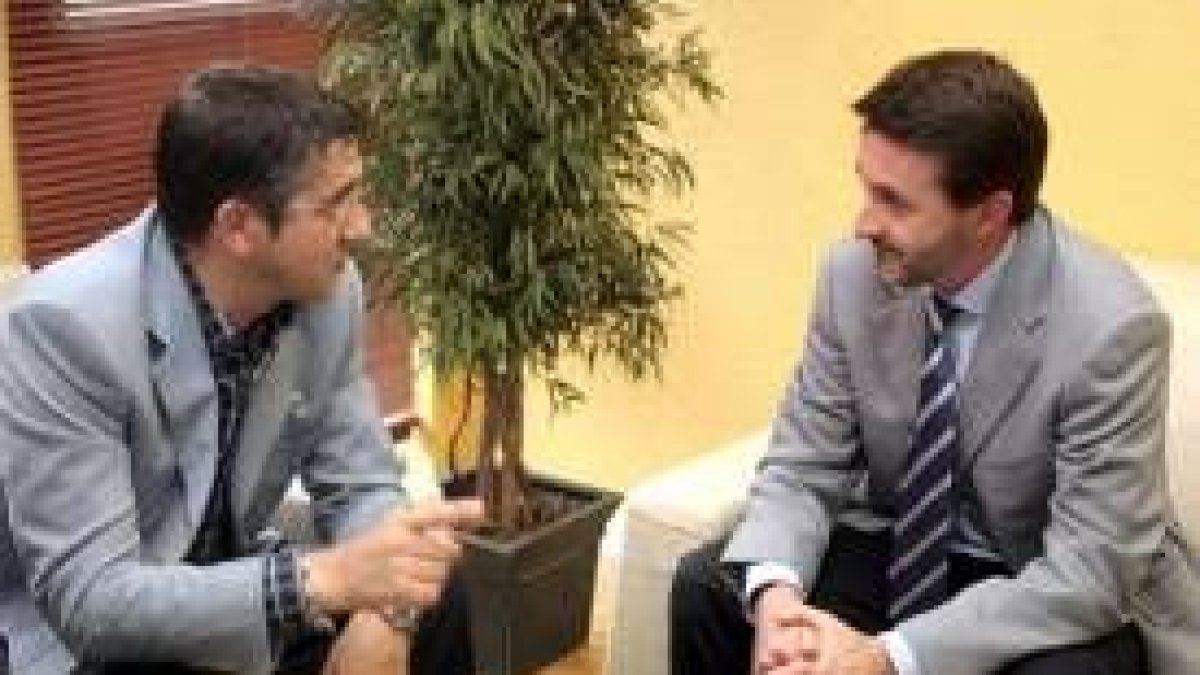 Patxi López (PSE) y Josu Jon Imaz (PNV), en la reunión que mantuvieron ayer en Bilbao