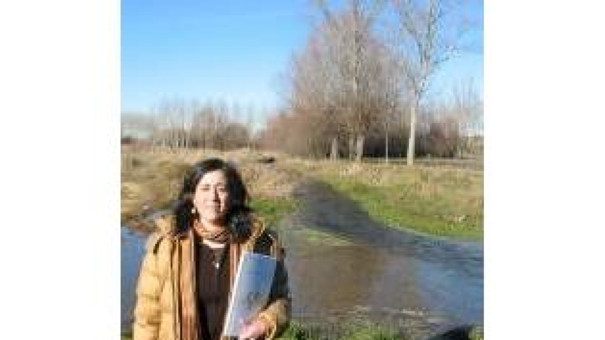 La redactora de la agenda local posa a la orilla del río Jamuz