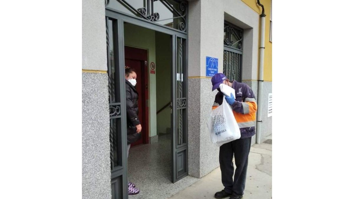 Personal municipal hace la entrega puerta a puerta. DL