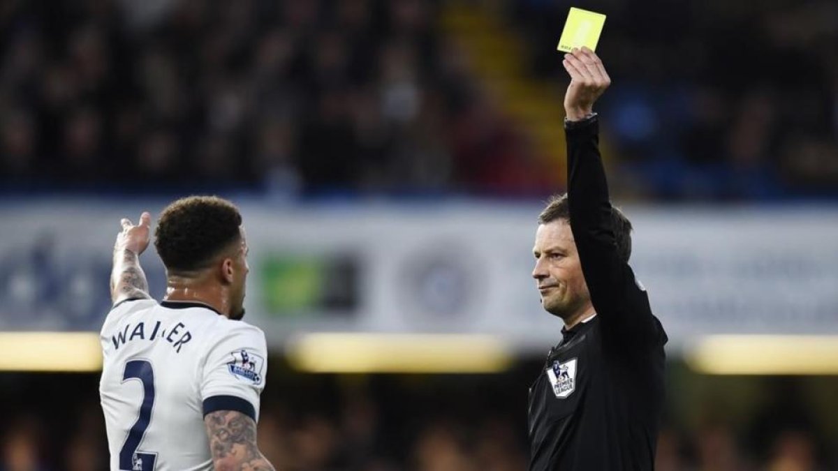 Mark Clattenburg amonesta a Walker, del Tottenham, en un partido de la Premier, el pasado día 2