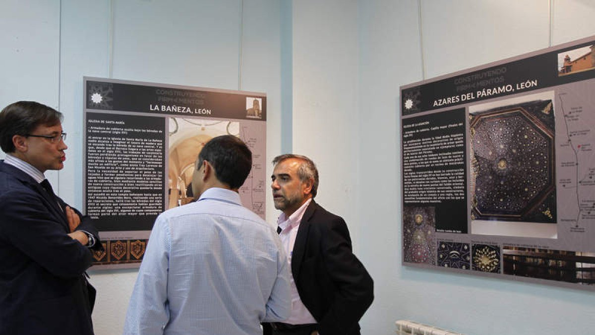 Sáiz, a la izquierda, habla con Palazuelo, derecha, durante la inauguración de la exposición.