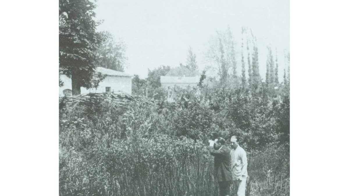 Amós Salvador y Octavio Álvarez Carballo en el Molino de los Curas, en Mansilla de las Mulas, hacia 1922.