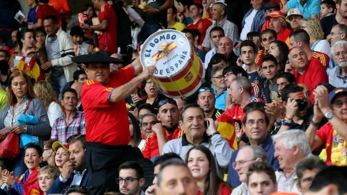 Magín anima a la grada de la tribuna oeste.