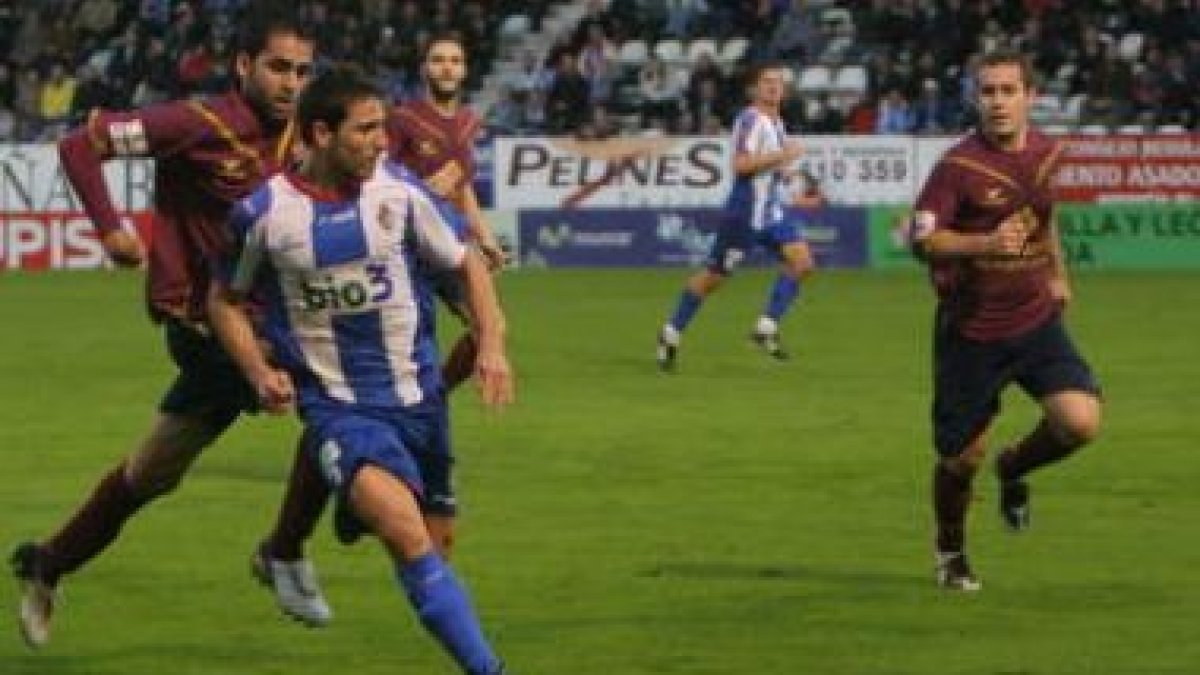 Víctor Bravo (d) observa a pocos metros a Teo en el Deportiva-Pontevedra de la pasada temporada.