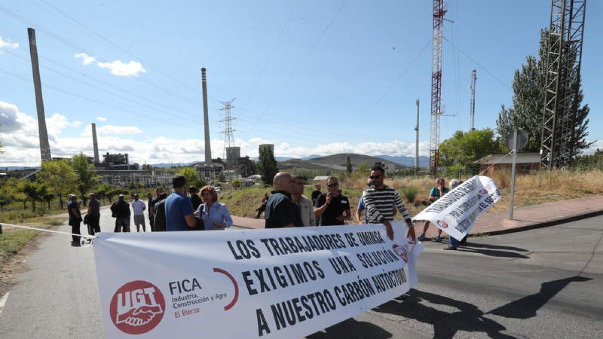 Los mineros se concentraron desde primera hora ante la central térmica de Compostilla. ANA F. BARREDO