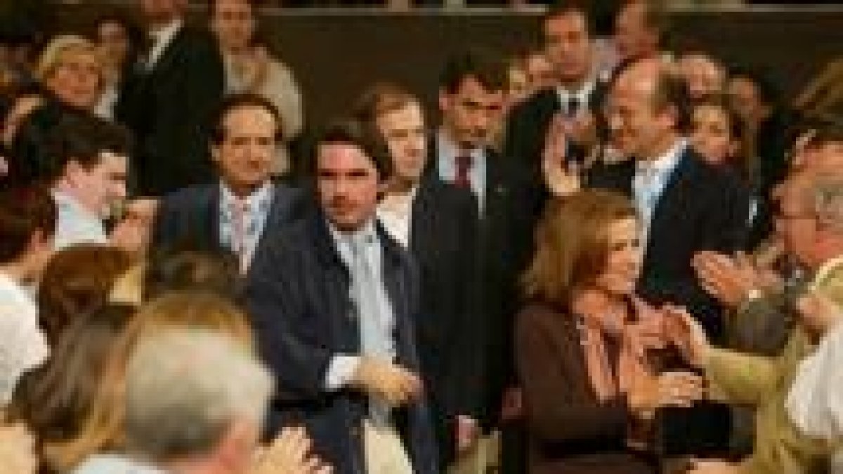 Aznar y su mujer, Ana Botella, a su llegada al Auditorio; detrás Herrera y Lucas