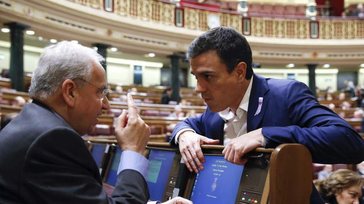 El diputado socialista Alfonso Guerra conversa con el líder del PSOE, Pedro Sánchez.