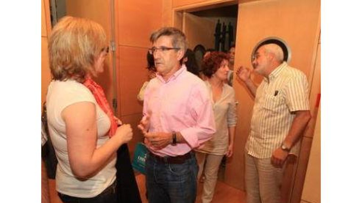 Fernández, a su llegada al salón que acogió el encuentro.