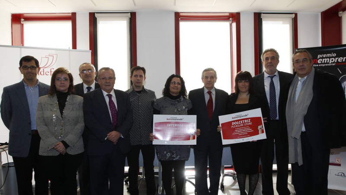 Los galardonados, a los lados del alcalde, junto a los miembros del jurado de los premios.
