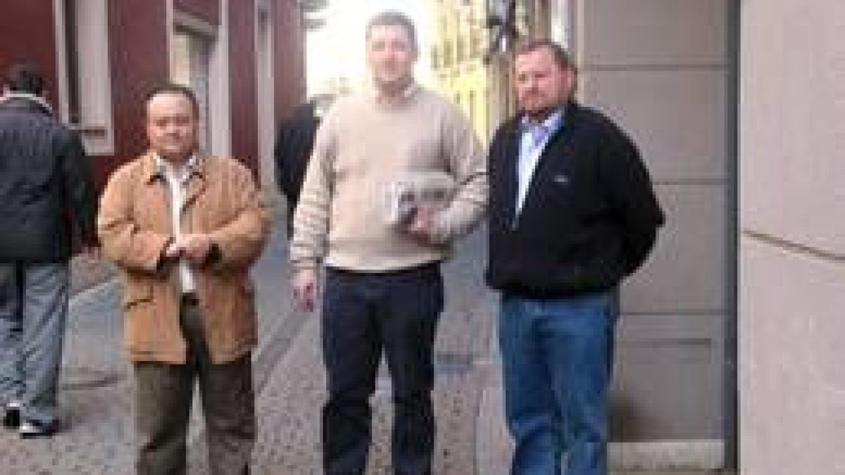 Los tres representantes de Neria, en la calle San Francisco de León