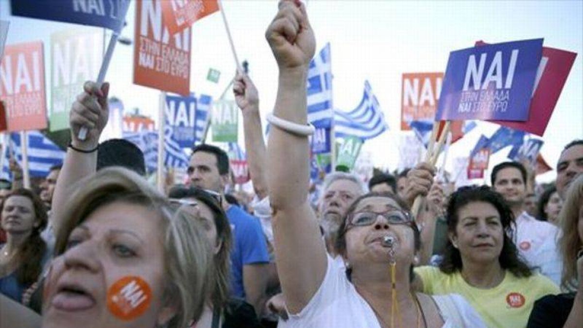 Partidarios del 'sí' en el estadio del Panat en Atenas Partidarios del ‘sí’, durante el acto en el estadio Panatinaico, este viernes, en Atenas.
