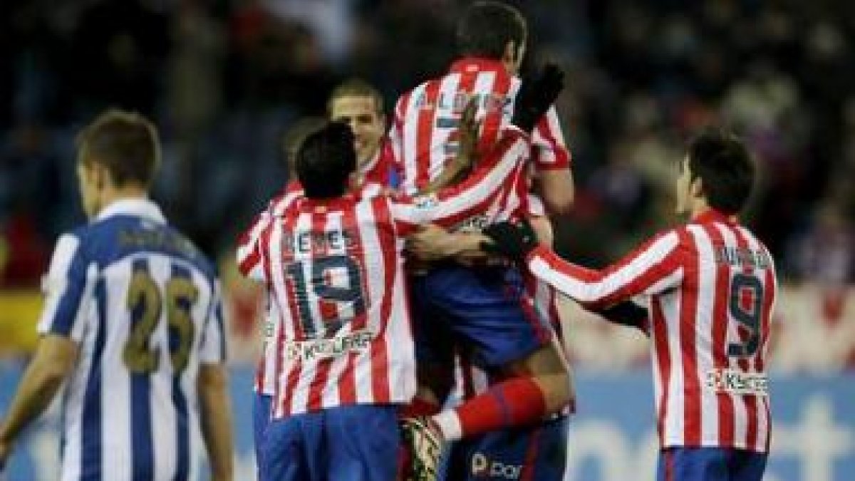 Los jugadores del Atlético celebran uno de sus goles.