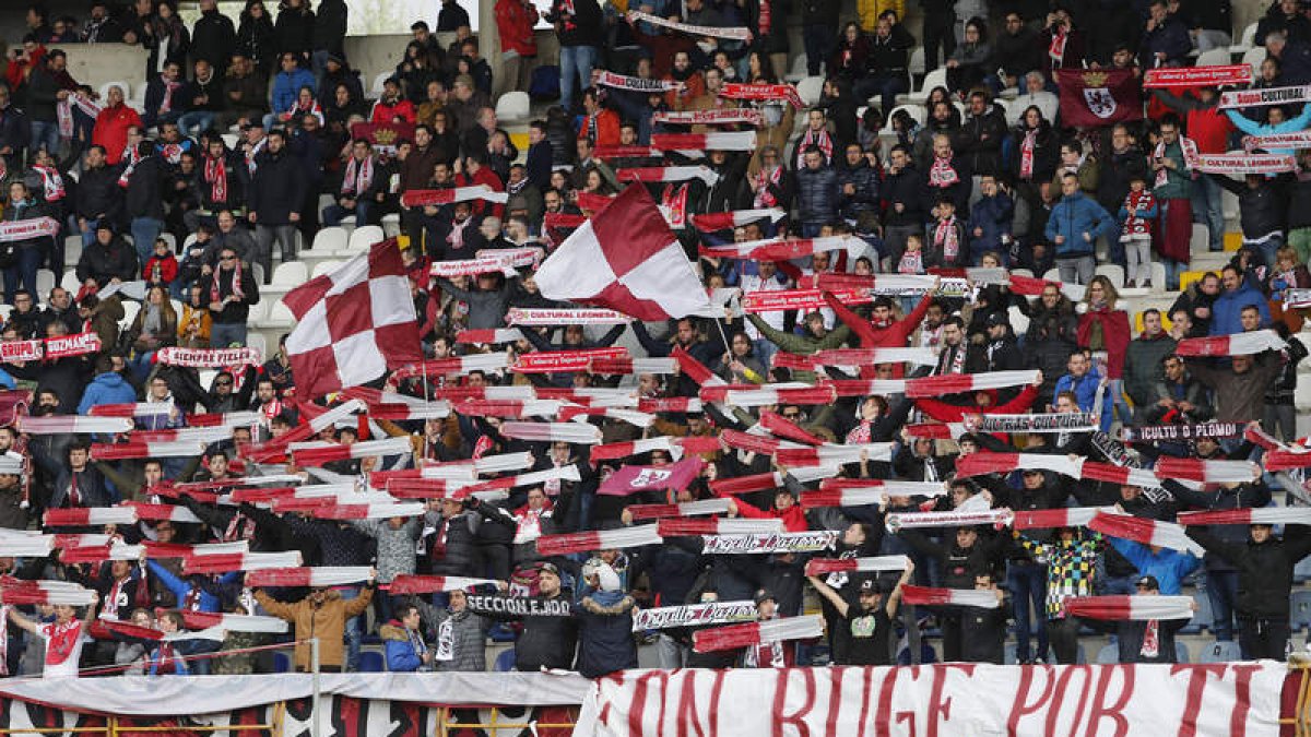 La afición culturalista volverá a llenar las gradas del Reino de León para apoyar a su equipo en un derbi crucial para el conjunto blanco. JESÚS F. SALVADORES