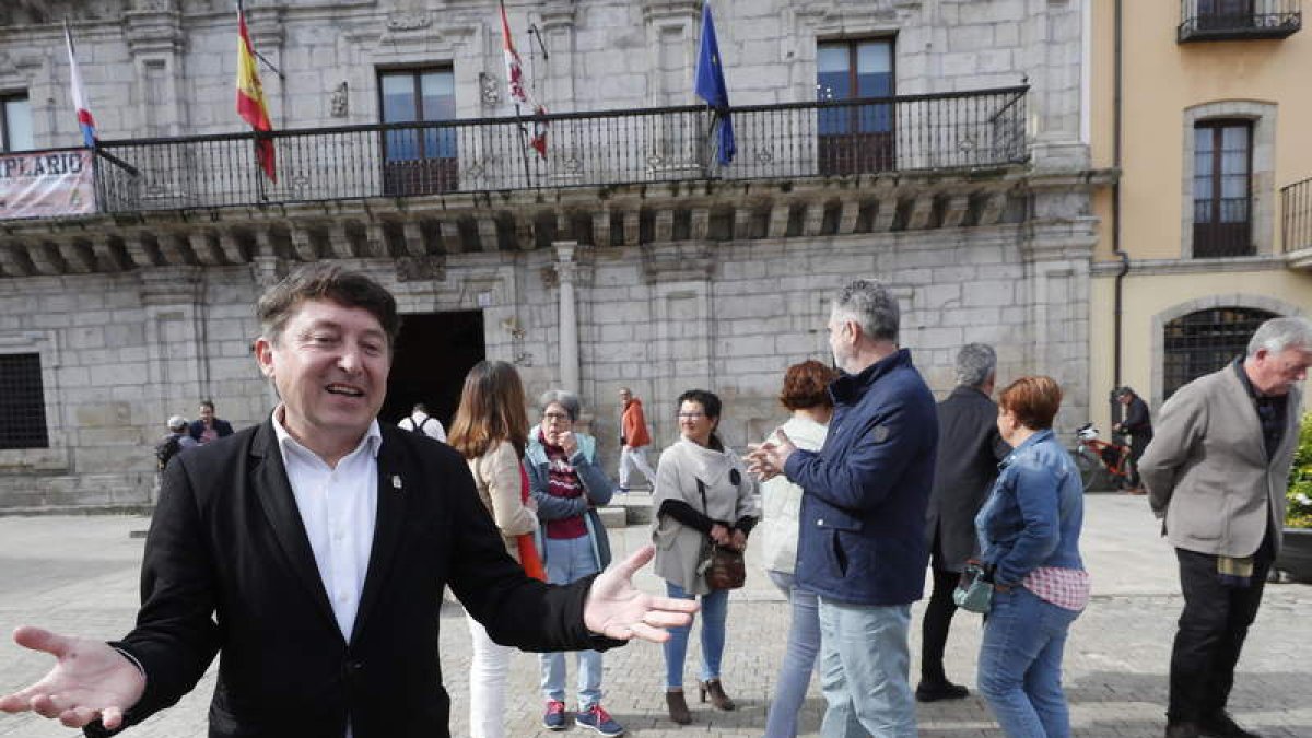 Samuel Folgueral, ayer, momentos antes de anunciar que USE no se presentará el 28-M. ANA F. BARREDO