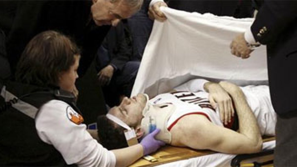 El escolta español de los Trail Blazers de Portland Rudy Fernández es sacado en camilla.