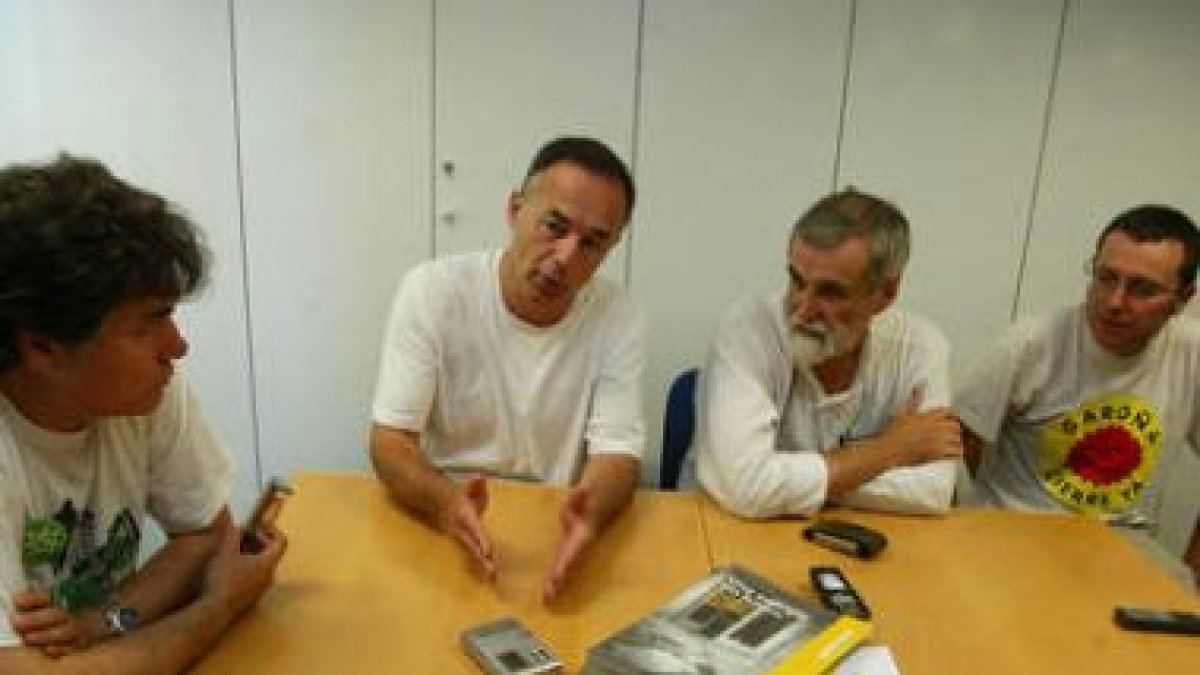 Representantes de las plataformas antinucleares, ayer.