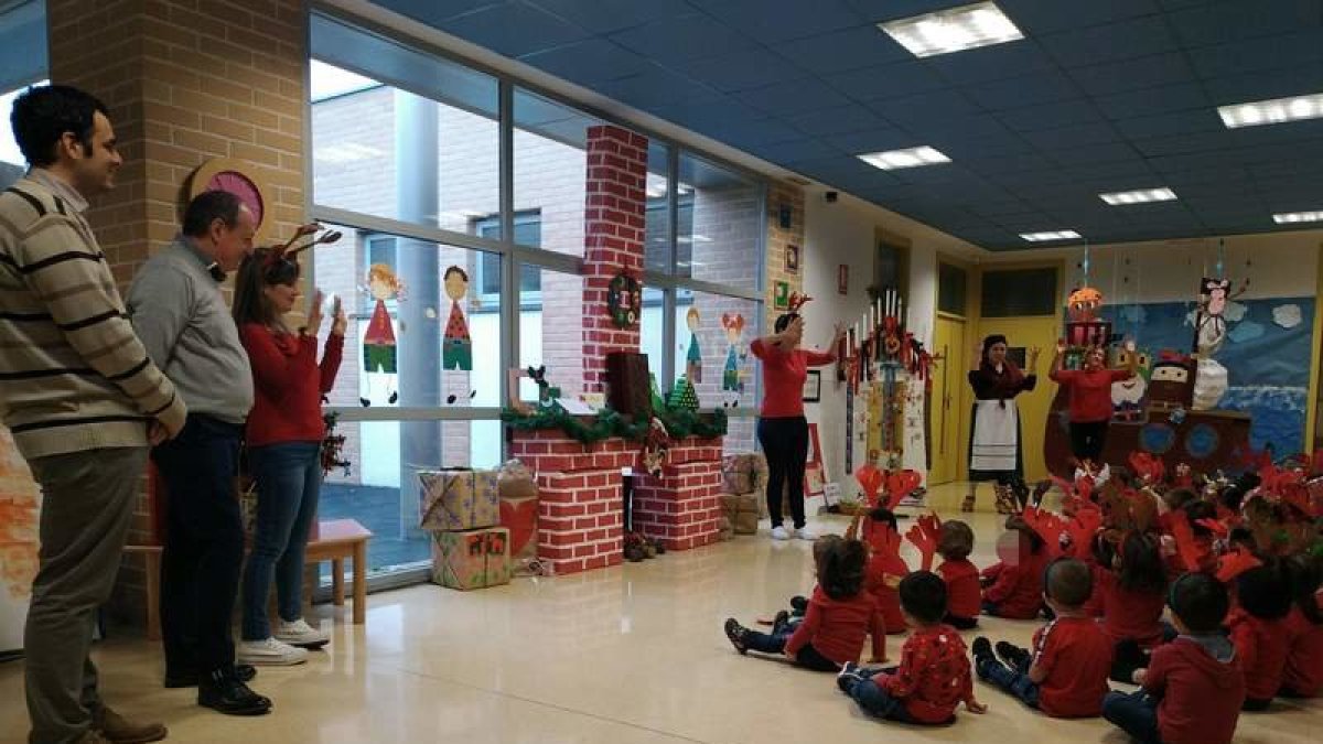 Fernández y García acudieron a los actos navideños de la guardería. DL